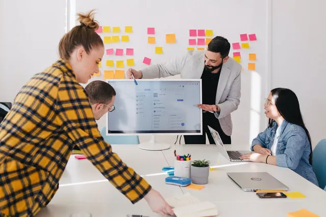 Người đàn ông trình bày nghiên cứu ux